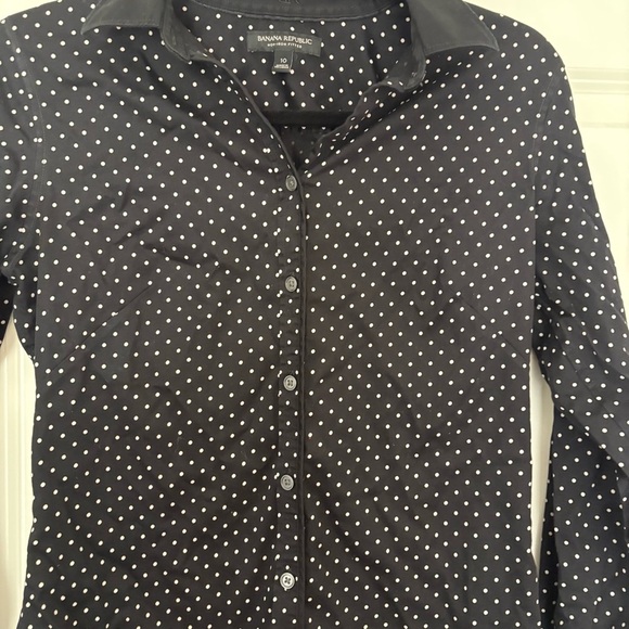 Banana Republic Women’s Black & White Polka Dot Tailored Non-Iron Shirt - Picture 4 of 9